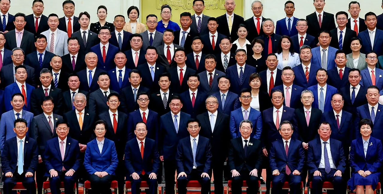 王沪宁会见第十一届世界华侨华人社团联谊大会全体代表